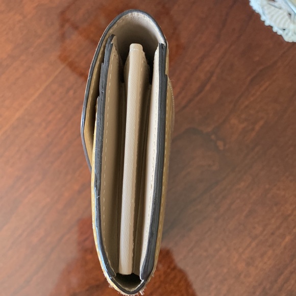 🌹AUTHENTIC LOUIS VUITTON VERNIS MONOGRAM SARAH WALLET🌹 - Picture 4 of 11